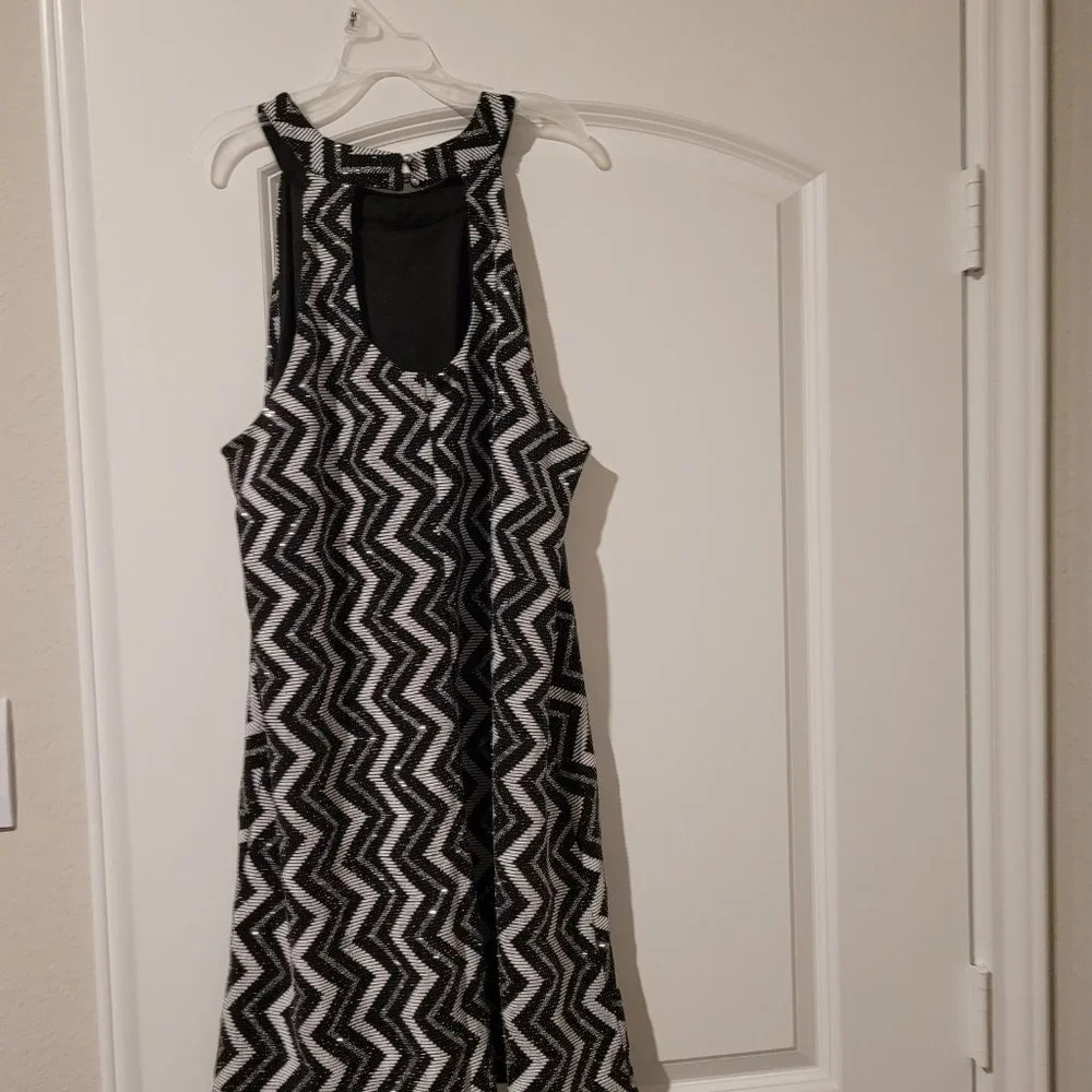 Dress - Picture 4 of 6